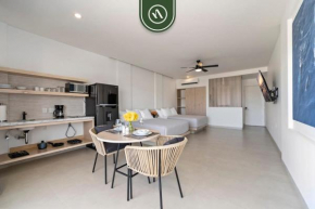 Amazing 2BR Condo with Terrace Overlooking the Marina